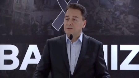 DEVA Partisi Başkanı Ali Babacan sarsıntıda hayatını kaybeden parti mensuplarını anarken duygulandı