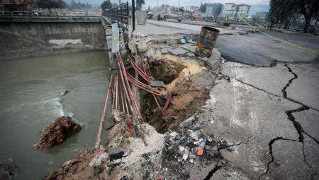 Hatay’da sarsıntı sonrasında yollarda yeni hasarlar oluştu