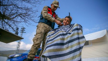 Kahraman Mehmetçik, sarsıntı bölgesinde vatandaşları tıraş ediyor