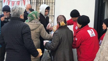 Türk Kızılay, Malatya’daki depremzedelere günlük 300-350 bin porsiyon yemek çıkarıyor