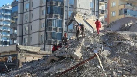 11 KATLI BİNA YERLE BİR OLMUŞTU! Gaziantep’teki Emre Apartmanı’nın zelzelede yıkılış anı ortaya çıktı