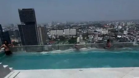 Myanmar’da zelzelede havuzlar taştı, havuzdakiler keyfini bozmadı